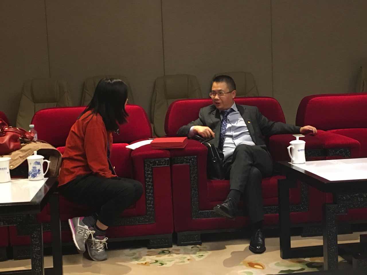 力帆實(shí)業(yè)（集團(tuán)）股份有限公司總裁牟剛會后接受記者采訪.jpg
